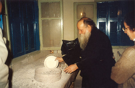 Sfântul Evmenie preparând tămâie