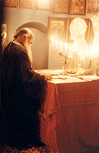 Slujind în altarul Bisericii Sfinții Doctori fără de arginți Chir și Ioan